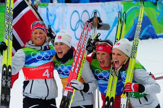 25th February, Norway s olympic champions Vibeke Skofterud, Kristin Stoermer Steira, Marit Bjoergen, Therese Johaug (L-R) pose after the ladies 4x5 km cross-country skiing relay on day 14 of the Vancouver 2010 Winter Olympics in Whistler, Canada. xPeterxBlakemanx  ActionPlus11012698 o0 Sieg Olympiasieg Jubel Freude