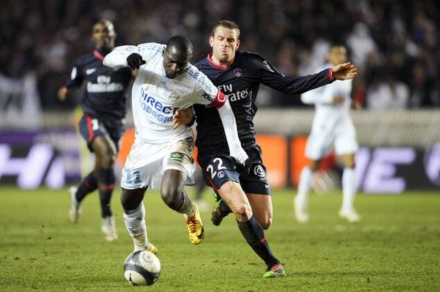Sylvain Armand (R) gegen Mamadou Niang --- FC Paris St. Germain (blau) vs Olympique Marseille (weiß) - Ligue 1 2009 2010 --- JBAutissier 