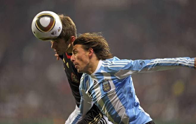 03.03.2010, Fussball Test-Länderspiel in der Allianz-Arena München, Deutschland - Argentinien, Gabriel Heinze (re, Argentinien) gegen Thomas Müller (GER) o0 DFB