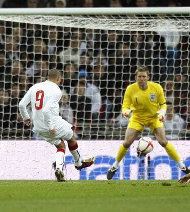 Egypt s Mohamed Zidan (L) scoring his sides opening goal against Robert Green of England International Friendly England v Egypt 3rd March, 2010 EDITORIAL USE ONLY. No use with unauthorised audio, video, data, fixture lists, club league logos or live services. Online in-match use limited to 120 images, no video emulation. No use in betting, games or single club league player publications. o0 Tor