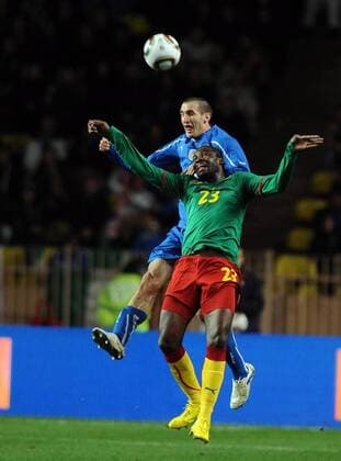 Giorgio CHIELLINI Italien (li.), Dorge KOUEMAHA Kamerun - Italien (blau) - Kamerun (grün) - nicoloxzangirolami