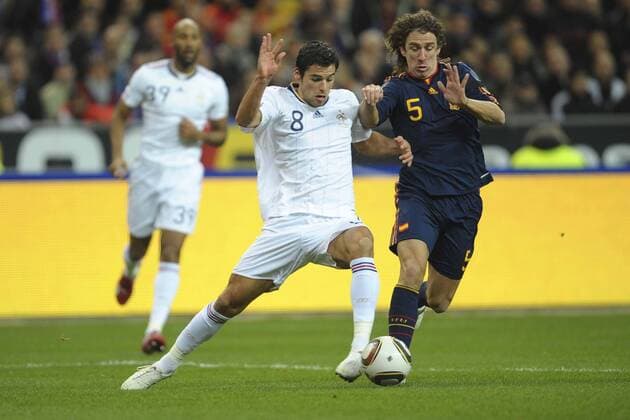 Frankreich (weiß) - Spanien (blau) - Yoann Gourcuff (li.) Carles Puyol - JBAutissier - 