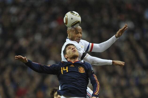 Frankreich (weiß) - Spanien (blau) - Thierry Henry (FRA) Xabi Alonso (ESP) - JBAutissier - 