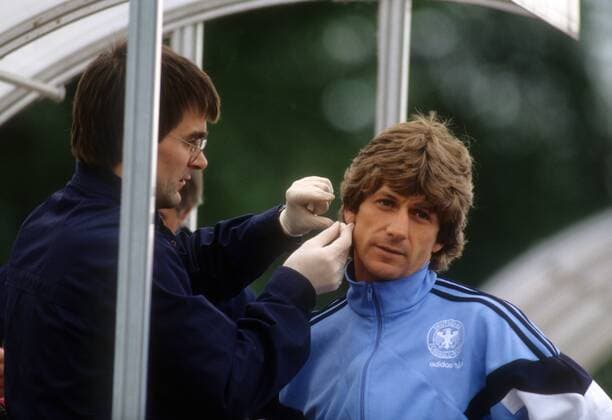 Frank Mill (BR Deutschland) wird für den Laktattest Blut abgenommen - DEUTSCHSPRACHIGE SPORTZEITSCHRIFTEN UND -ZEITUNGEN NUR NACH RÜCKSPRACHE Fußball Herren Nationalteam 1990, Trainingslager, Training, Blutabnahme, Blut, Laktat, Laktattest, Leistungstest Gruppe Malente