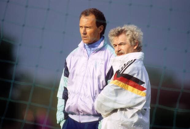 Teamchef Franz Beckenbauer (li.) und Physiotherapeut Adolf Katzenmeier (beide BR Deutschland) - DEUTSCHSPRACHIGE SPORTZEITSCHRIFTEN UND -ZEITUNGEN NUR NACH RÜCKSPRACHE Fußball Herren Nationalteam 1990, Trainingslager, Training Gruppe Malente