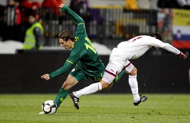 FUSSBALL - SLOWENIEN vs QATAR, Testspiel Maribor, Freundschaftsspiel. Bild zeigt Zlatko Dedic (Slowenien, li.) und Fabio Cesar Montesin (QAT). 