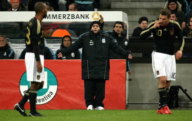 3. Maerz 2010: Muenchen, Allianz Arena: Fussball Laenderspiel (Testspiel): Deutschland - Argentinien: Argentiniens Trainer Diego Armando Maradona mitte ratlos o00 Nationaltrainer Trainer