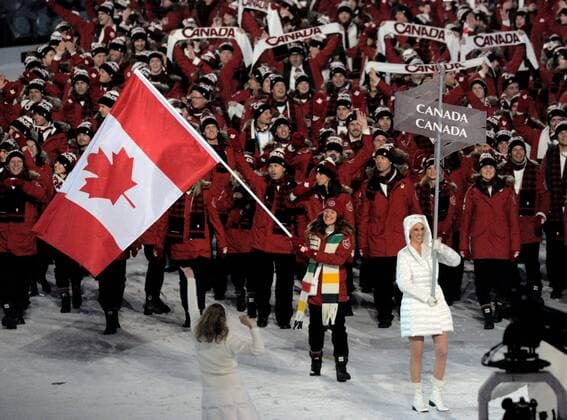 12 02 2010-Vancouver: Olympische Spiele 2010 Eroeffnungsveranstaltung im BC Place Fahnenträgerin Clara Hughes (Kanada) o00 Eisschnellauf Damen