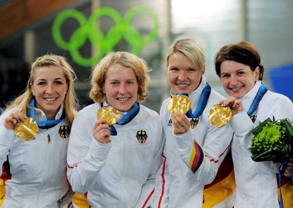Olympische Spiele 2010 Richmond Olympic Oval Eisschnelllauf 3000 Meter Teamverfolgung Team-Lauf GER 1.Platz v.li. Anni Friesinger-Postma, Katrin Mattscherodt, Stephanie Beckert, Daniela Anschütz Thoms o0 Siegerehrung Sieg Olympiasieg Jubel Freude Gold, Goldmedaille, Medaille