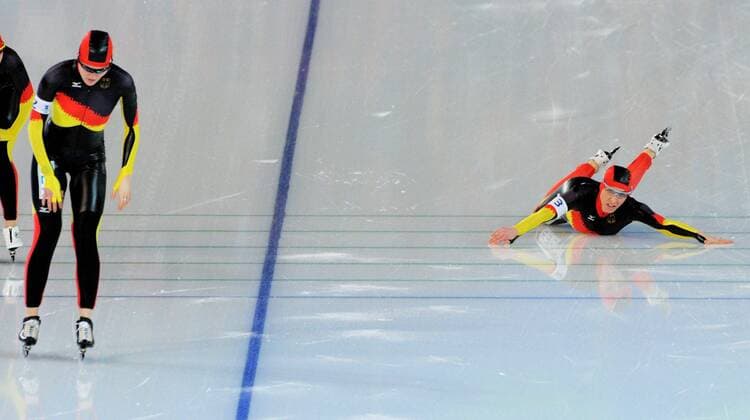 Olympische Spiele 2010 Richmond Olympic Oval Team-Lauf Teamverfolgung Eisschnelllauf 3000 Meter Frauen Semifinale GER Anni Friesinger Postma (GER) muss in der letzten Runde abreissen lassen und stuerzt auf der Zielgeraden. Es reicht trotzdem für den Finaleinzug o0 Sturz pessimistisch Schwimmen schwimmt