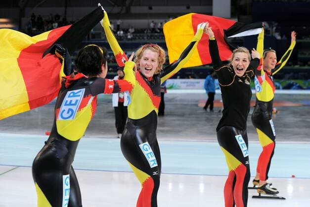 Olympische Spiele 2010 Richmond Olympic Oval Eisschnelllauf 3000 Meter Teamverfolgung Team-Lauf GER 1.Platz v.li. Daniela Anschütz Thoms, Katrin Mattscherodt, Anni Friesinger-Postma,Stephanie Beckert o0 Sieg Olympiasieg Jubel Freude Fahne, Nationalfahne