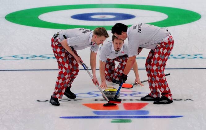 27 02 2010-Vancouver: Olympische Spiele 2010 Vancouver Olympic Centre Curling Finale Herren KANADA - NORWEGEN 6:3 Haavard Vad Petersson (L) , Torger Nergaard (Mitte) und Christopher Svae (Norwegen)