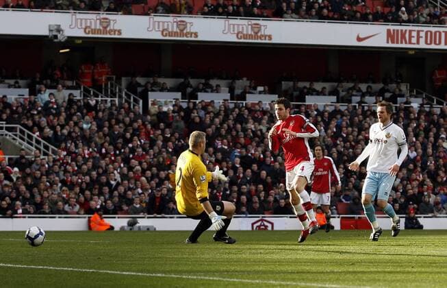 Arsenal FC s Cesc Fabregas (C) scoring his sides opening goal Barclays Premier League Arsenal v Burnley 6th March, 2010 EDITORIAL USE ONLY. No use with unauthorised audio, video, data, fixture lists, club league logos or live services. Online in-match use limited to 120 images, no video emulation. No use in betting, games or single club league player publications. o0 Tor
