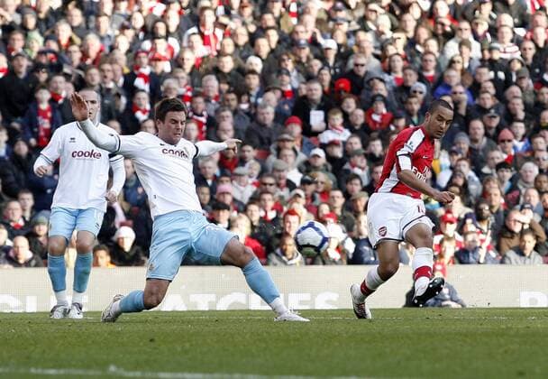 Arsenal s Theo Walcott (R) scoring his sides second goal Barclays Premier League Arsenal FC vs. Burnley FC 6th March, 2010 EDITORIAL USE ONLY. No use with unauthorised audio, video, data, fixture lists, club league logos or live services. Online in-match use limited to 120 images, no video emulation. No use in betting, games or single club league player publications. o0 Tor