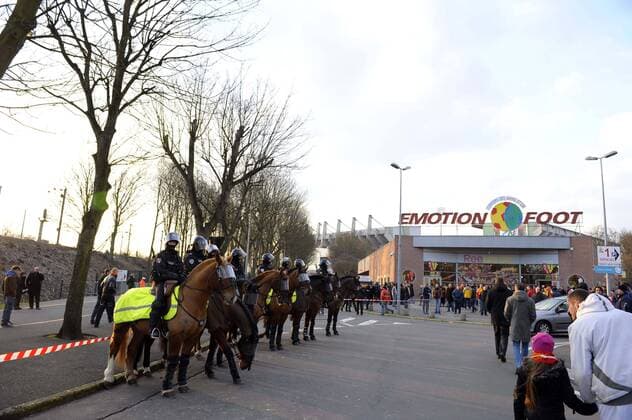 Reiterstaffel vor dem Stade Bollaert des RC Lens - JBAutissier  o0 berittene Polizeieinsatz, Polizei, Polizist, Pferd Totale Sicherheit