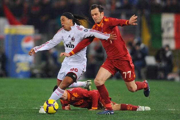 AS Rom - AC Mailand. Ronaldinho (AC Mailand, li.) gegen Marco Cassetti (AS Rom). 