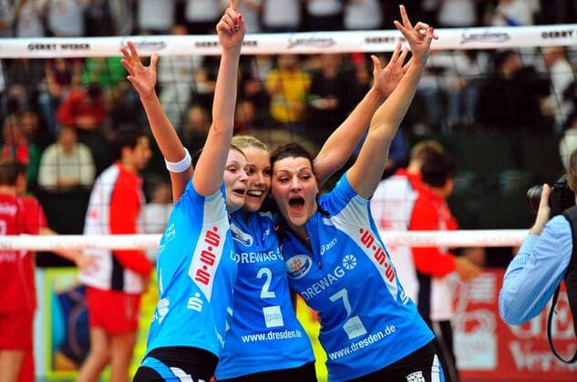 DVV-Pokalfinale Dresdner SC - VfB Suhl Pokalsieger Dresdner SC v.li.: Stefanie KARG Dresden, Mareen APITZ Dresden, Stephanie KESTNER Dresden o0 Jubel, Freude,