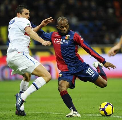 07.03.2010, Serie A, Inter Mailand (weiß) - CFC Genua 1893 (blau): David Suazo (R) gegen Lucio  o0 FC