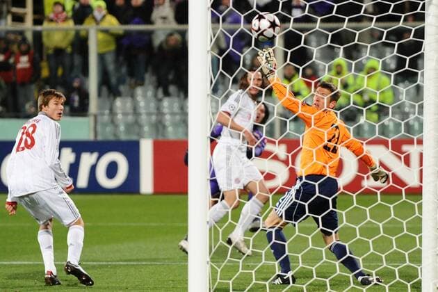 Firenze 9 03 2010 - Champions League AC Florenz - FC Bayern München, Juan Vargas (ACF Fiorentina, hi.) trift gegen Daniel van Buyten und Torwart Hans Jörg Butt (re., beide Bayern) -  o0 Tor