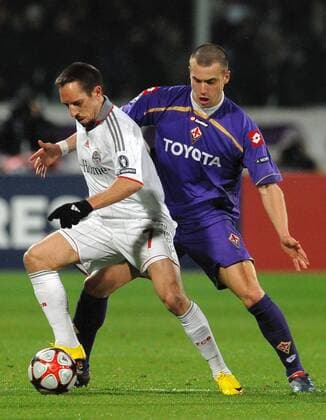 Franck RIBERY (Bayern, li.) gegen Lorenzo DE SILVESTRI (ACF Fiorentina), Firenze, AC Florenz - FC Bayern München, Champions League 2009 2010 - ANDREAXSTACCIOLI