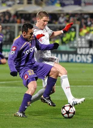 Marco MARCHIONNI (ACF Fiorentina, li.) gegen Bastian SCHWEINSTEIGER (Bayern), Firenze, AC Florenz - FC Bayern München, Champions League 2009 2010 - ANDREAXSTACCIOLI