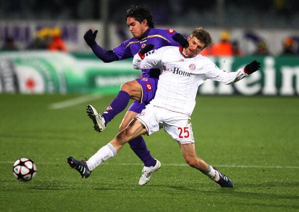 Thomas Müller (Bayern 25, re.) im Zweikampf um den Ball gegen Juan Manuel VARGAS (ACF Fiorentina) , AC Florenz - FC Bayern München, Champions League 2009 2010