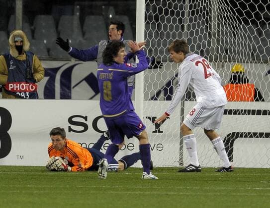 09.03.2010, Championsleague Achtelfinale Rückspiel, AC Florenz - FC Bayern München, im Stadion Artemio Franchi in Florenz. Torwart Hans Jörg Butt (Bayern, li.) rettet den Ball vor Stevan Jovetic (Florenz) und Holger Badstuber (Bayern, re.)