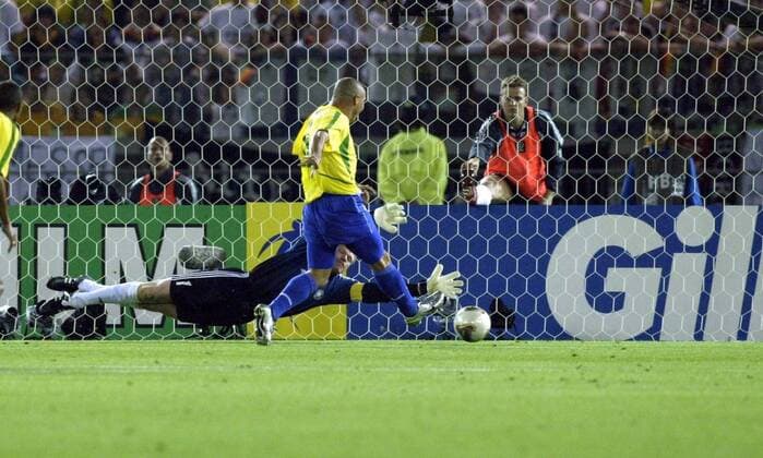 Ronaldo (front), Brazil, beats Oliver Kahn - GER - 2002 FIFA WORLD CUP 2002 06 30 Yokohama (391)  (200207010514037) o0 Tor