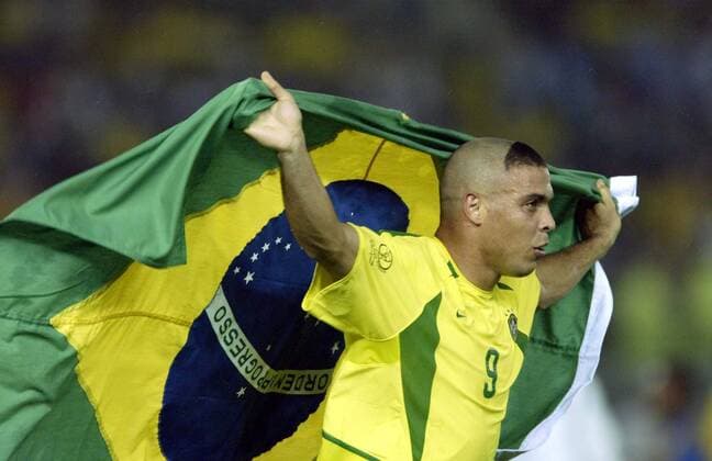 Ronaldo Brazil 2002 FIFA WORLD CUP 2002 06 30 Yokohama (391)  (200207010307585) o0 Jubel Freude Sieg Weltmeister o0 Flagge Nationalflagge