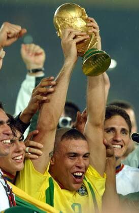 RONALDO Brazil 2002 FIFA WORLD CUP FINAL BRAZIL 2-0 GERMANY 2002 06 30 (855)  (2002070115253218) o0 Freude Sieg Weltmeister Siegerehrung Pokal Trophäe Objekte