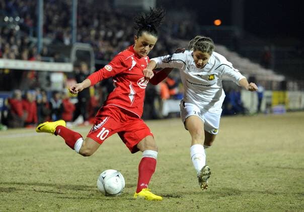 Fatmire Bajramaj (li., Potsdam) und Guro Knutsen (re. Röa), Zweikampf, 1.FFC Turbine Potsdam - Röa IF Oslo, Uefa Women s Champions League, Frauenfußball, Saison 2009 2010, Viertelfinale Hinspiel, Potsdam, 10.03.2010;