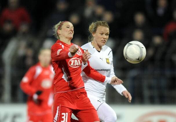 Anja Mittag (li., Potsdam) und Hedda Gardsjord (re. Röa), Zweikampf, 1.FFC Turbine Potsdam - Röa IF Oslo, Uefa Women s Champions League, Frauenfußball, Saison 2009 2010, Viertelfinale Hinspiel, Potsdam, 10.03.2010;