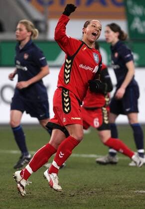 10.03.2010, Duisburg, Fussball, Frauen-Champions-League, FCR 2001 Duisburg - Arsenal FC London. Torjubel Inka Grings (Duisburg) nach ihrem Tor zum 1:0. o0 Jubel Freude