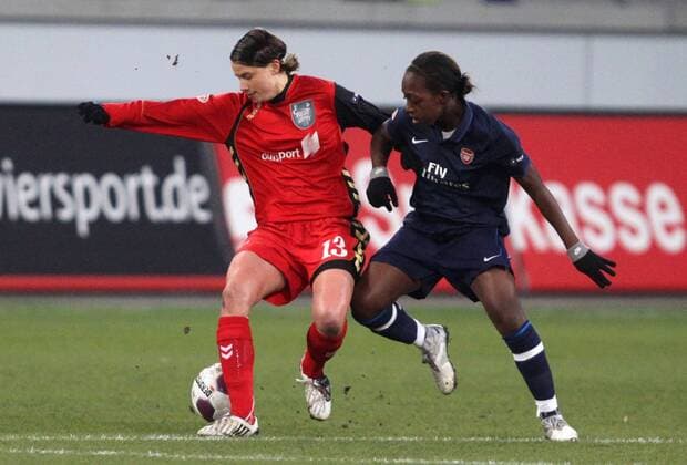 10.03.2010, Duisburg, Fussball, Frauen-Champions-League, FCR 2001 Duisburg - Arsenal FC London. Annike Krahn (Duisburg)(links) gegen Danielle Carter (London).