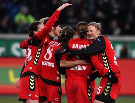 10.03.2010, Duisburg, Fussball, Frauen-Champions-League, FCR 2001 Duisburg - Arsenal FC London. Torjubel des FCR Duisburg nach dem 1:0 durch Inka Grings (Duisburg). o0 Jubel Freude