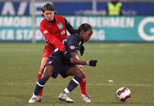 10.03.2010, Duisburg, Fussball, Frauen-Champions-League, FCR 2001 Duisburg - Arsenal FC London. Danielle Carter (London)(vorne) gegen Annike Krahn (Duisburg).
