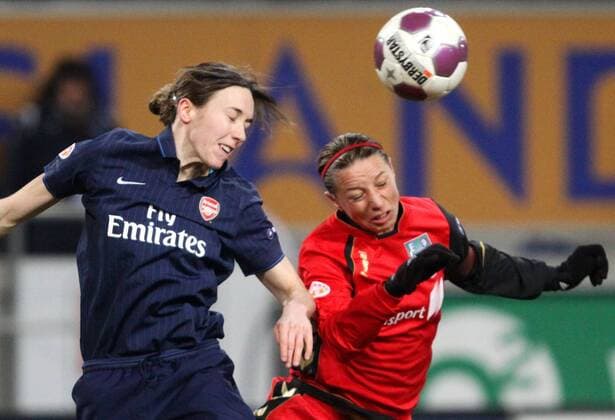 10.03.2010, Duisburg, Fussball, Frauen-Champions-League, FCR 2001 Duisburg - Arsenal FC London. Corinne Yorston (London)(links) gegen Inka Grings (Duisburg).