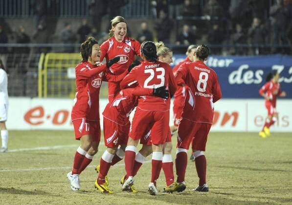 Turbine Potsdam bejubelt das Tor zum 3:0 von Babett Peter (mi.), 1.FFC Turbine Potsdam - Röa IF Oslo, Uefa Women s Champions League, Frauenfußball, Saison 2009 2010, Viertelfinale Hinspiel, Potsdam, 10.03.2010;