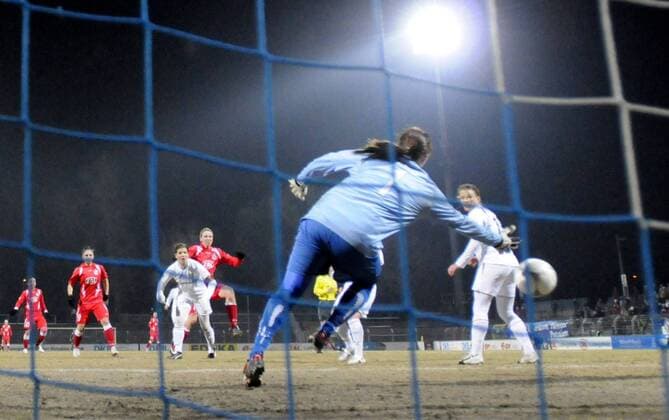 Viola Odebrecht (mitte, Potsdam) schießt das Tor zum 2:0, 1.FFC Turbine Potsdam - Röa IF Oslo, Uefa Women s Champions League, Frauenfußball, Saison 2009 2010, Viertelfinale Hinspiel, Potsdam, 10.03.2010