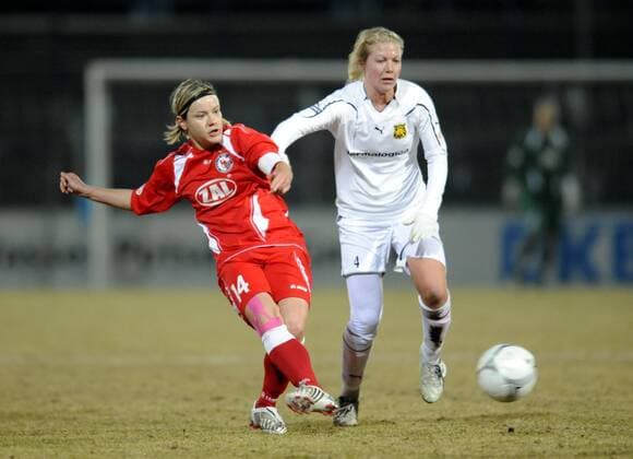 Jennifer Zietz (li., Potsdam) und Marthe Johansen (Röa), Zweikampf, 1.FFC Turbine Potsdam - Röa IF Oslo, Uefa Women s Champions League, Frauenfußball, Saison 2009 2010, Viertelfinale Hinspiel, Potsdam, 10.03.2010