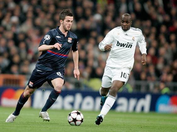Real Madrid s Lass Diarra (R) against Olympique Lyonnais Miralem Pjanic during UEFA Champions League match. March 10, 2010.  (20125942)