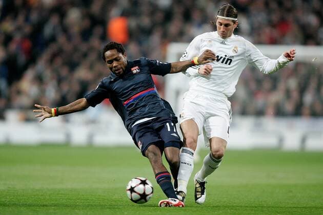 Real Madrid s Sergio Ramos (R) against Olympique Lyonnais Jean Makoun during UEFA Champions League match. March 10, 2010.  (20125947)