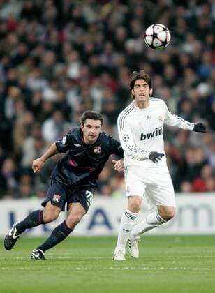 Real Madrid s Kaka (R) against Olympique Lyonnais Jeremy Toulalan during UEFA Champions League match. March 10, 2010.  (20125949)