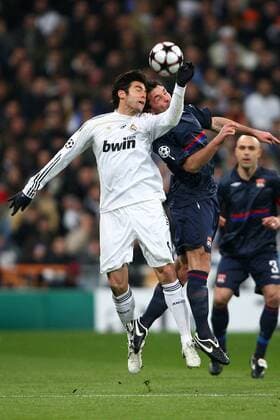Real Madrid (weiß) vs. Lyon (blau) - Jeremy Toulalan (Lyon) und Kaka (Madrid) -  EddyLEMAISTRE