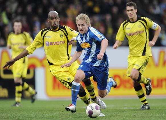 13.03.2010, Fussball, Saison 2009 2010, 1. Bundesliga, 26. Spieltag, VFL BOCHUM - BORUSSIA DORTMUND 1-4 Saison 2009 2010, Lewis Holtby (VfL Bochum) gegen Felipe Santana (Borussia Dortmund), links, hinten rechts Sebastian Kehl (Borussia Dortmund) o0 BVB