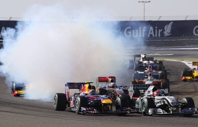 Start in Bahrain 2010: Mark Webber (Red Bull, L) lässt es Qualmen, Formel 1, GP Bahrain in Manama Shakir 14.03.10 o0 Start, starten, Startsituation Rauch, Rauchwolke, Rauchschwaden, Qualm, Qualmwolke