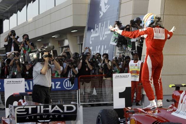 Sieger Fernando Alonso (Ferrari) steht auf seinem Ferrari Parc ferme. 14.03.2010 F1 Bahrain o0 Jubel Freude Totale Fotograf, Sportfotograf