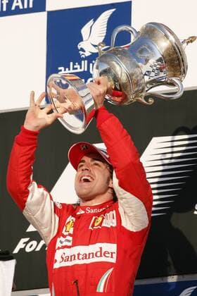 Motorsports Formula 1: World Championship 2010, GP of Bahrain, 08 Sieger Fernando Alonso (ESP, Scuderia Ferrari Marlboro), xHOCHxZWEIx o0 Jubel Freude Trophäe Pokal