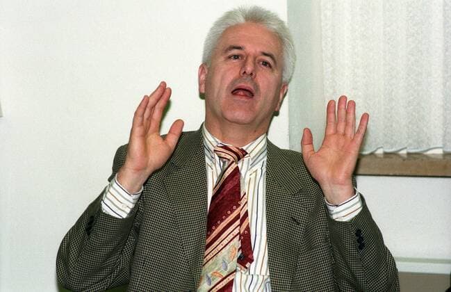 Schiedsrichter Eugen Strigel (Deutschland) - DEUTSCHSPRACHIGE SPORTZEITSCHRIFTEN UND -ZEITUNGEN NUR NACH RÜCKSPRACHE Fußball Herren Kicker Schiedsrichter Konferenz 1997, Besprechung, Tagung, Sitzung Einzelbild Aufnahmedatum geschätzt Spannung,