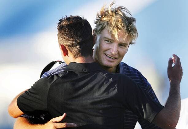 Mar. 14, 2010 - Doral, FL - Florida, USA - United States - Doral---fl-doral-golf-0314c----Action from the final round of the CA Championship at the Doral Golf Resort and Spa. Champion Ernie Els (R), of South Africa, smiles as he hugs Charl Schwartzel after defeating him Sunday afternoon. - ZUMAss5 o0 Südafrika